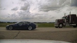 Tesla: sorpreso a dormire con l'auto che andava ad alta velocità