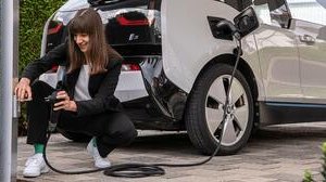 Auto elettriche, svolta rivoluzionaria: da Bosch un cavo di ricarica smart