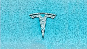 Tesla, ricavi oltre le attese a $28,1 miliardi, ma utile in discesa