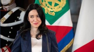 Scuola, studenti in piazza e Azzolina chiede di rientrare: “È sicura”