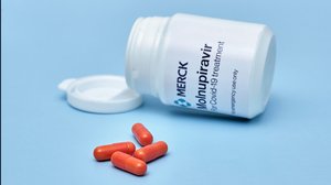 Pillola anti-Covid Pfizer e Merck in Italia: come funziona e quando va presa