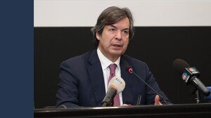 Intesa SanPaolo, Messina si chiama fuori da risiko da Far West e spiega le quote in Mediobanca e Generali
