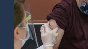 Vaccino obbligatorio per lavorare, decisione solo rinviata: ecco quando sarà ufficiale