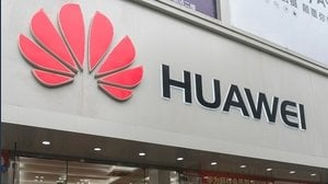 Huawei lancia Pura X Max. Parte la sfida ad Apple e Samsung