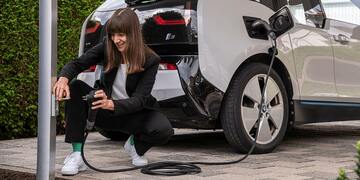Auto elettriche, svolta rivoluzionaria: da Bosch un cavo di ricarica smart