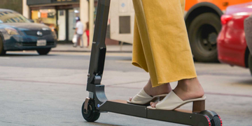 Monopattini elettrici: novità su obbligo casco, divieto ai minori e limiti di velocità
