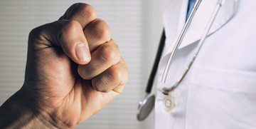 Aggressioni medici, cosa si rischia per violenza e minacce contro il personale in corsia