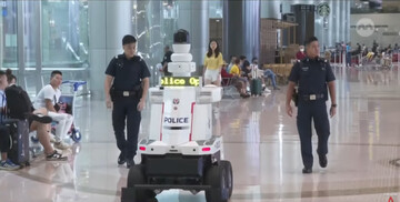 Robocop è realtà: Singapore adotta i poliziotti robot in aeroporto