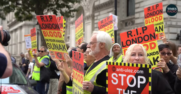 Londra in rivolta contro la più grande ztl del mondo: continuano le proteste contro le nuove regole «green»