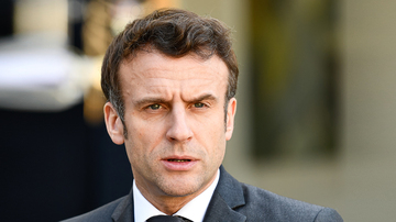 Proteste in Francia: stretta sui social, Macron si dice «pronto a sospenderli»
