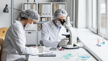 Coronavirus, secondo il CEO di Moderna dovremo conviverci “per sempre”