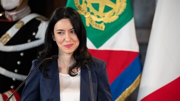 Scuola, studenti in piazza e Azzolina chiede di rientrare: “È sicura”