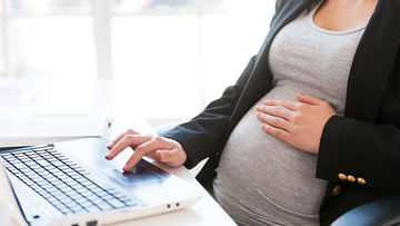  “Pensi di fare un figlio?”: in Italia le donne costrette a scegliere tra lavoro e famiglia
