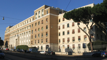 Roma, incendiato il portone dell'Istituto Superiore di Sanità: cosa è successo? 