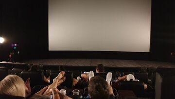 Al cinema con tampone negativo, mascherina FFP2 o vaccino: la proposta per riaprire 