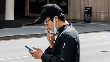 Divieto di fumo all'aperto: “rischio diffusione virus a 8 metri di distanza”. L'allarme in Spagna