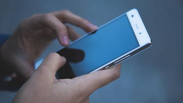 Cellulare vietato ai bambini: la proposta di legge del M5S