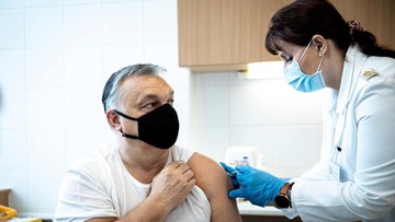 Vaccini, Ungheria prima in UE: per Orban lo Sputnik è il migliore, ma Pfizer non ci sta