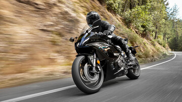 Nuova Yamaha R7 2021: prezzi, foto e caratteristiche