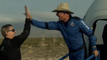 Jeff Bezos dopo il volo sullo spazio: “Primo passo di una lunga strada”