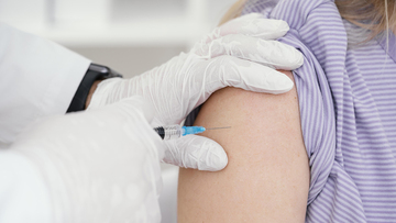 Green pass obbligatorio in azienda: chi non si vaccina rischia lo stipendio? Facciamo chiarezza