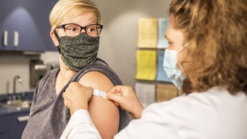 A chi si vaccina 85 euro insieme alla prima dose: ecco dove