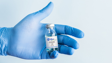 Vaccino Pfizer, l'efficacia diminuisce dopo 6 mesi: lo studio
