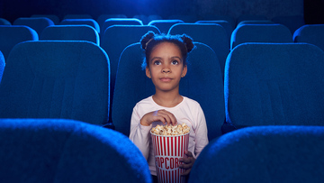 Cinema, stadi e teatri: ok al consumo di cibo e bevande, restano le altre regole