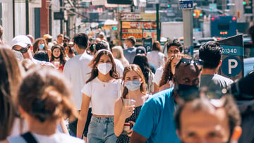 Mascherine, cosa cambia dall'1 aprile all'aperto e al chiuso: dove resta l'obbligo e dove viene eliminato