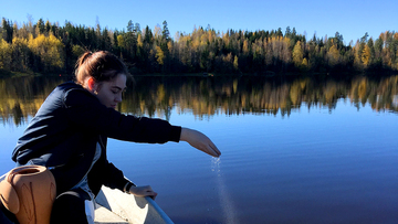 È legale spargere le ceneri di un defunto?