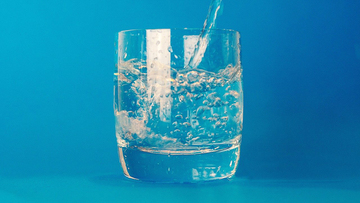 Acqua Claudia richiamata per rischio stafilococco: i lotti interessati e possibili rischi