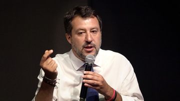 La proposta di Salvini: levare i soldi del reddito di cittadinanza alle famiglie per darli agli imprenditori