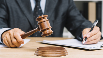 Caparra compravendita non dichiarata: si rischia condanna per evasione?