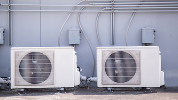 Condizionatore acceso e porte aperte, multa per i negozi: ecco perché