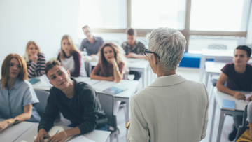 Stipendi più alti per gli insegnanti: quanto costa la proposta di Letta e quanto guadagnano davvero i docenti italiani
