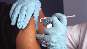 Vaccini, arrivano quelli aggiornati contro Omicron: cosa cambia per terza e quarta dose, a chi vanno e da quando