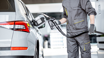 Benzina e autostrade, la prima stangata del 2023: cosa sta succedendo?