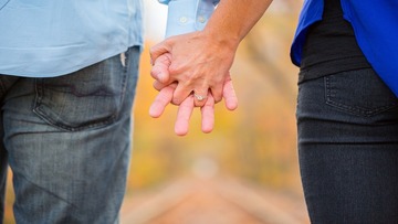 È legale fidanzarsi con una persona minorenne?