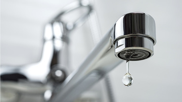 Allarme siccità, cosa può succedere in estate: stop acqua in casa ed energia elettrica