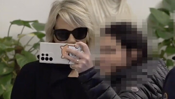 Selfie con De Filippi in lutto: lo scatto-trofeo a ogni costo