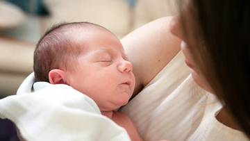 Come è stato possibile far nascere un bambino con il dna di tre genitori?