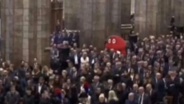 Al funerale di Silvio Berlusconi c'era davvero il Gabibbo?