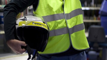 Poste italiane, aumentano i prezzi: le nuove tariffe per pacchi e raccomandate