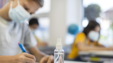 Mascherine di nuovo obbligatorie a scuola? Cosa sta succedendo