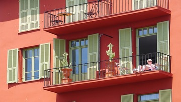 Posso dividere il balcone con mobili o divisori? Regole, distanze e cosa si rischia
