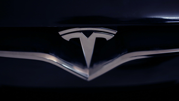 Azioni Tesla in caduta libera: il Re dei veicoli elettrici in crisi