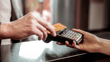Perché prestare la carta di credito è un errore che può costarti caro