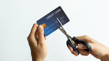 Dove buttare carte di credito e bancomat, guida allo smaltimento dopo la scadenza