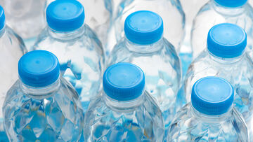 Queste etichette vanno strappate prima di buttare bottiglie e contenitori di plastica
