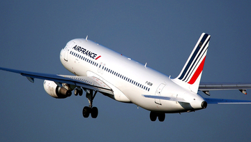 Sai perché si applaude quando atterra l'aereo (e perché non serve a niente)?